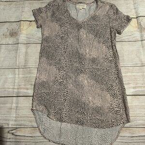 Women's Black and White Patterned Top